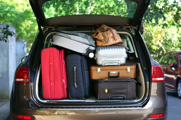 Maletas y bolsas en maletero de coche listas para salir de vacaciones —  Fotos de Stock