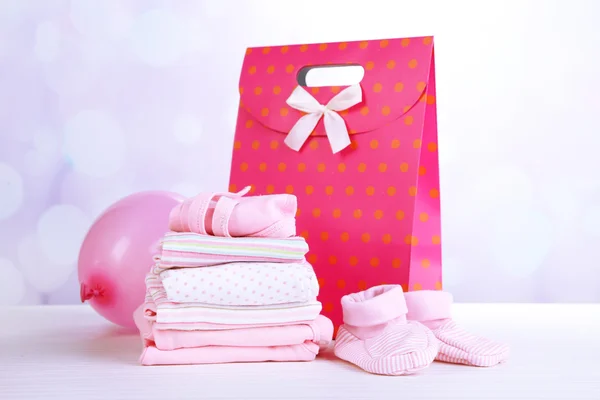 Vestiti per bambini e sacchetto regalo — Foto Stock