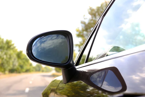 Coche en carretera — Foto de Stock