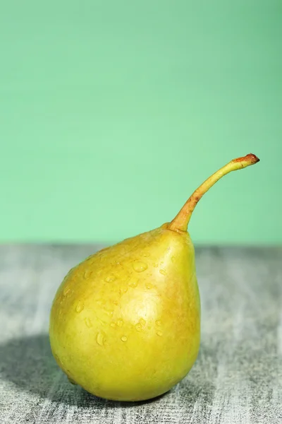 Ripe tasty pear, on wooden table — Stock Photo, Image