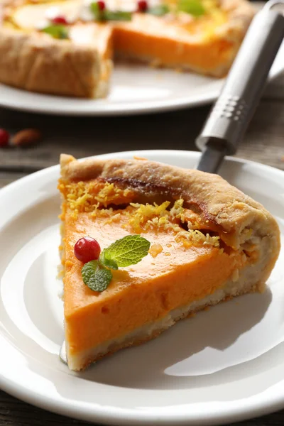 Pastel de calabaza casero en la mesa — Foto de Stock