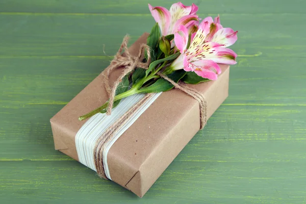 Natuurlijke stijl handgemaakte geschenkdoos — Stockfoto