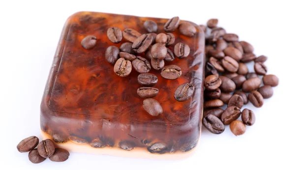 Bio-Seife mit Kaffeebohnen, isoliert auf weiß — Stockfoto