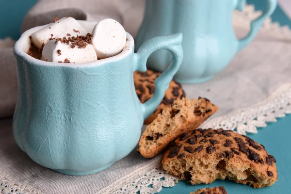 Tazas de café con malvavisco y galletas en mesa de madera —  Fotos de Stock