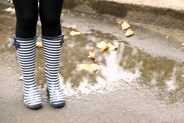 Женщина в дождливый день — стоковое фото