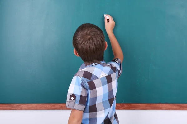 Studentessa alla lavagna in classe Foto Stock