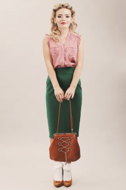 Retro tarzı, gri arka plan üzerinde güzel kız