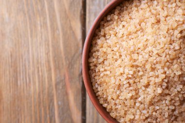 Kahverengi kristal şeker kabın içinde