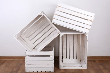 Oda boş tahta kasalarda