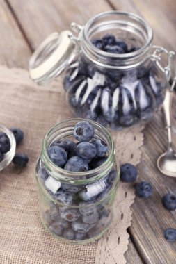 Tahta masada taze yaban mersini.