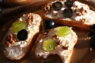 üzüm ve peynirle, lezzetli ekmek yakın çekim