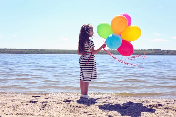 Dziewczynka z kolorowych balonów — Zdjęcie stockowe