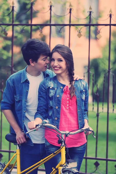 与自行车放在外面的年轻夫妇 — 图库照片