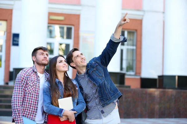 Estudantes perto da universidade — Fotografia de Stock