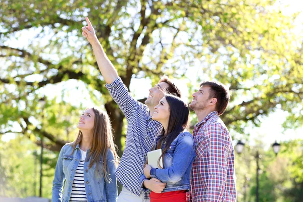 Gelukkig studenten in park — Stockfoto