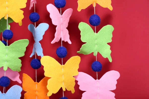 Handgemaakte garland met vlinders — Stockfoto