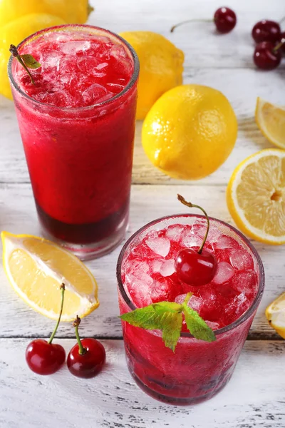 Cóctel fresco de cereza fría con menta, hielo y limón — Foto de Stock