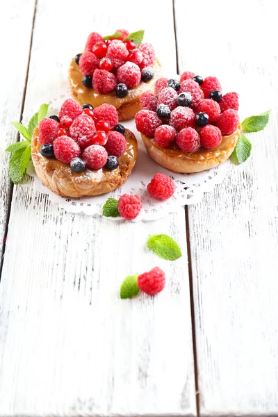 Sladké koláče s ovocem na tabulky detail — Stock fotografie