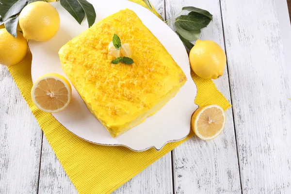 Leckerer Zitronenkuchen auf Holztisch — Stockfoto