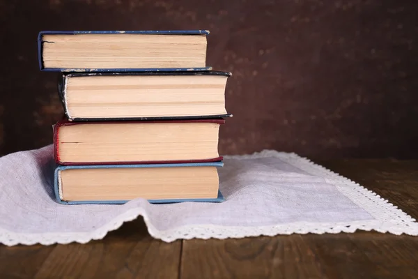 Livros sobre mesa de madeira — Fotografia de Stock