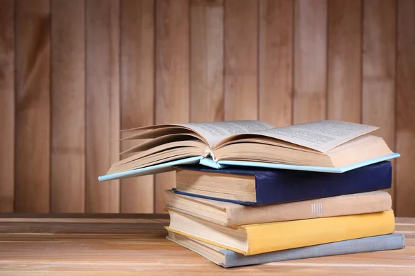 Libros sobre mesa de madera —  Fotos de Stock