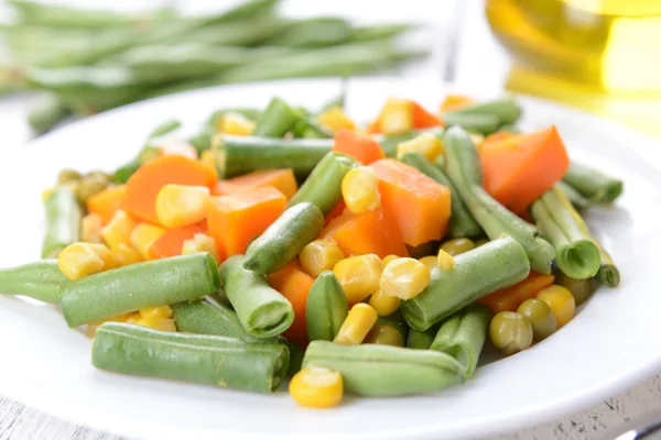 Deliciosa salada de legumes no prato na mesa close-up — Fotografia de Stock