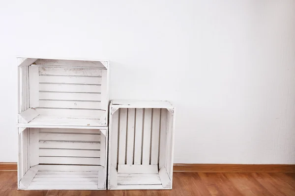 Cajas de madera vacías en la habitación —  Fotos de Stock