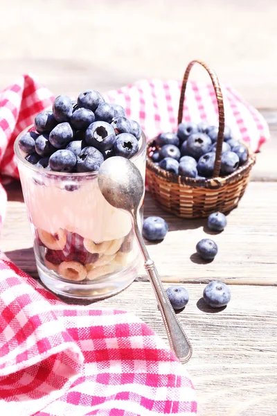 Yogurt naturale con mirtilli freschi sul tavolo di legno — Foto Stock