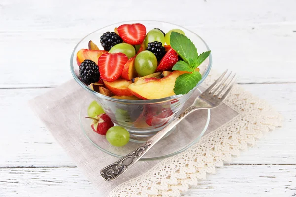 Välsmakande fruktsallad på träbord — Stockfoto