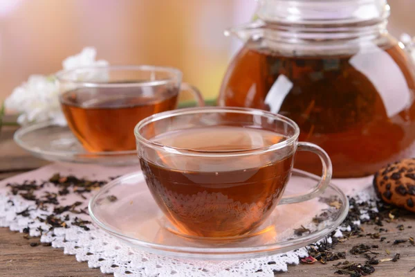 Bule e xícaras de chá na mesa no fundo claro — Fotografia de Stock
