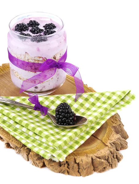 Desayuno saludable yogur con moras y muesli servido en frasco de vidrio, sobre tabla de madera, aislado en blanco —  Fotos de Stock