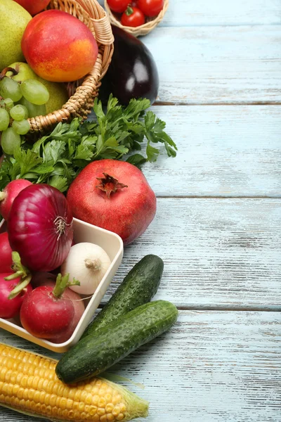 Moldura de verão com legumes orgânicos frescos e frutas em fundo de madeira — Fotografia de Stock