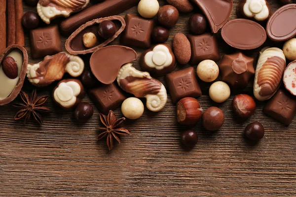不同种类的巧克力上木桌特写 — 图库照片