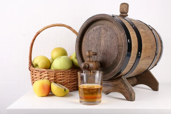 Bodegón con sabrosa sidra de manzana y manzanas frescas — Foto de Stock