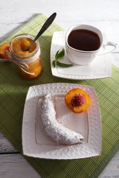 Desayuno ligero con taza de té y mermelada casera en la mesa de madera —  Fotos de Stock