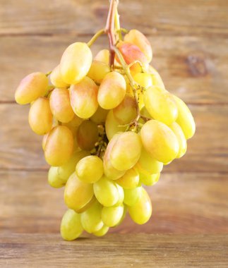 ahşap zemin üzerinde üzüm demet