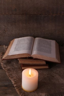 Kitap ve peçete üzerine de mum