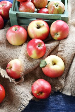 ahşap masa üzerinde sulu elma yakın çekim