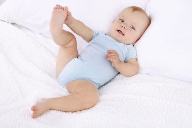 Şirin bebek çocuk yatak odasında