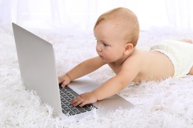 Şirin bebek çocuk odası halı üstünde laptop ile