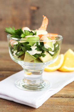 karides ve ahşap zemin üzerinde avokado lezzetli salata