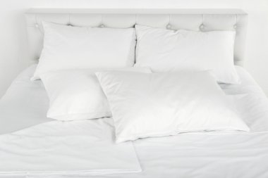 yatakta beyaz yastıklar yakın çekim