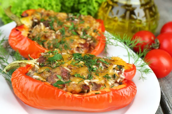 Pimentas vermelhas recheadas com verduras e legumes na mesa close-up — Fotografia de Stock