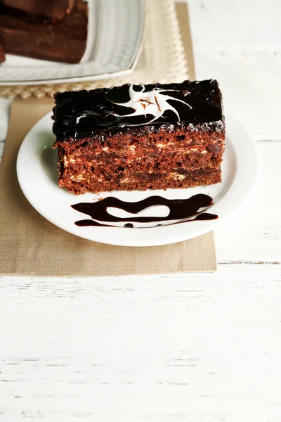 Κέικ σοκολάτας στο πιάτο, σε ξύλινο φόντο — Φωτογραφία Αρχείου