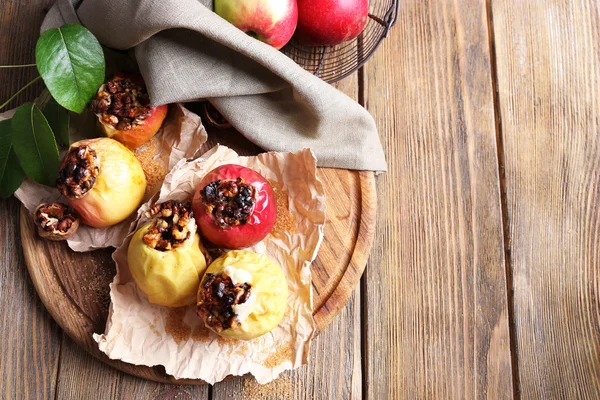 Manzanas al horno en la mesa de cerca — Foto de Stock