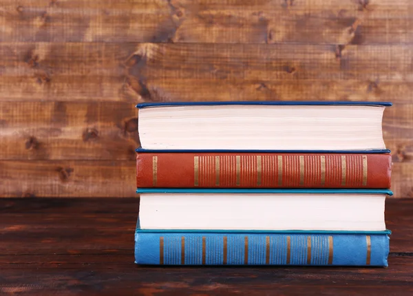 Libri su tavolo di legno — Foto Stock