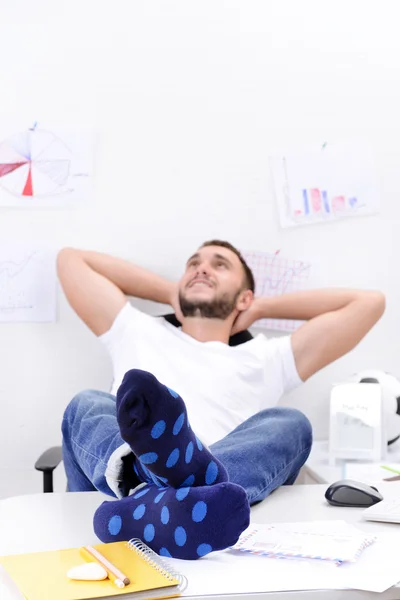 Αυτοπεποίθηση επιχειρηματίας που κατέχουν τα πόδια του σε αστεία κάλτσες στο γραφείο — Φωτογραφία Αρχείου