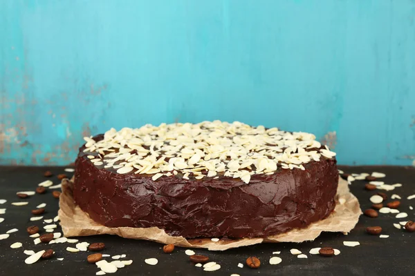 Leckerer Schokoladenkuchen mit Mandeln, auf altem Holztisch — Stockfoto