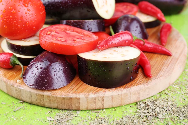 Nasekaný lilek s rajčaty a chilly pepper — Stock fotografie