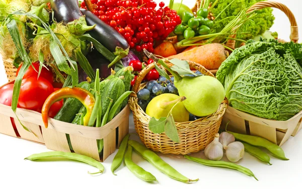 Fresh organic vegetables in wicker baskets, close up — Stock Photo, Image